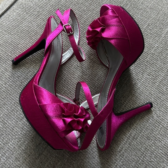 FIONI Magenta Ruffle Heels Size 8 - Picture 7 of 7